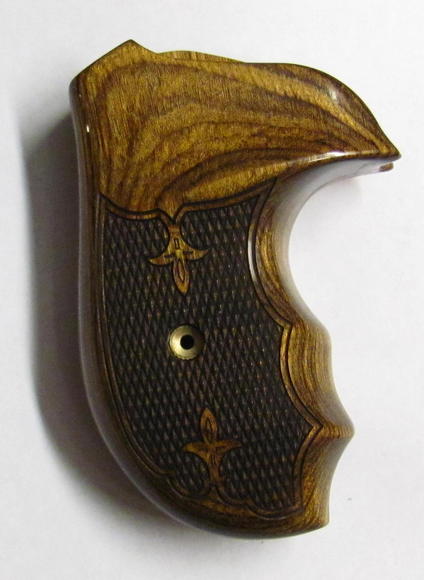Taurus M85 Altamont's Oversized with Finger Grooves Checkered Walnut